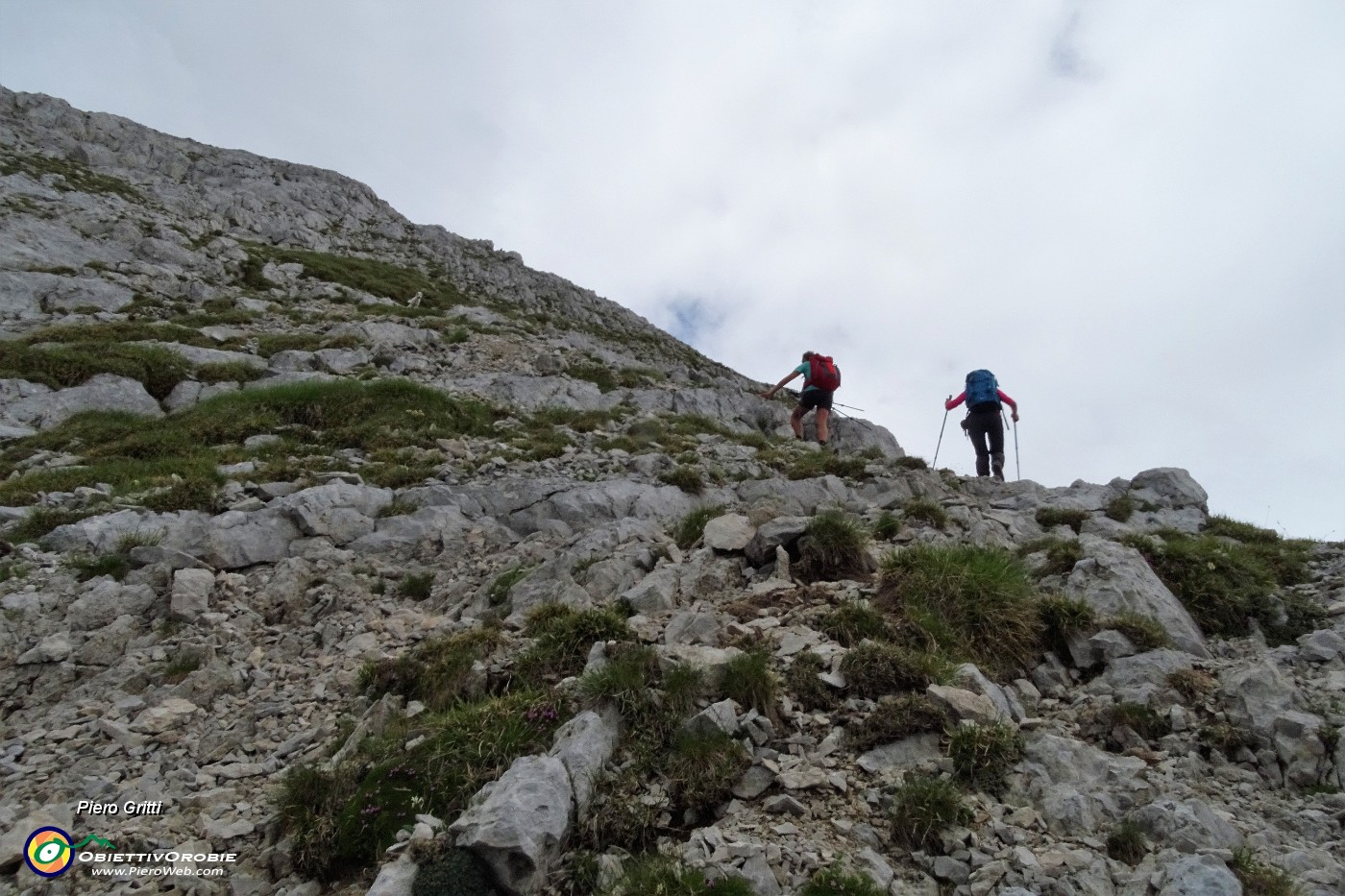 67 Saliamo su traccia  tra roccette a Cima Arera or..JPG